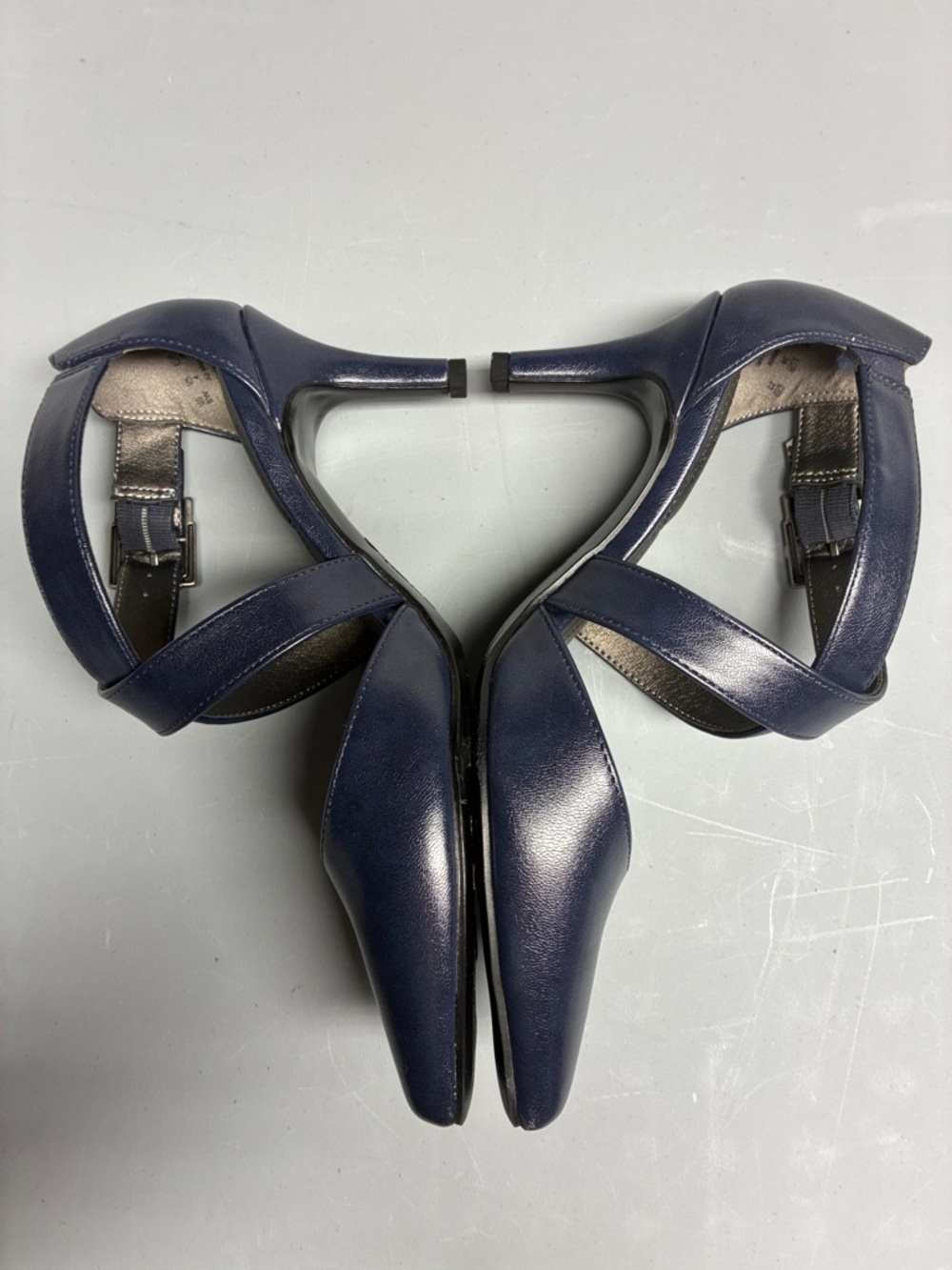 Life Stride Navy Pointy toe Pumps 6W - Picture 3 of 6